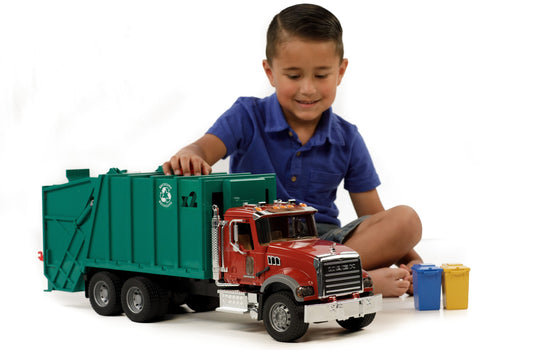 02812 MACK Granite Rear Loading Garbage Truck