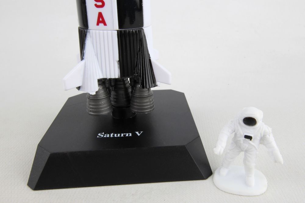 SPACE ADVENTURE SATURN V MODEL